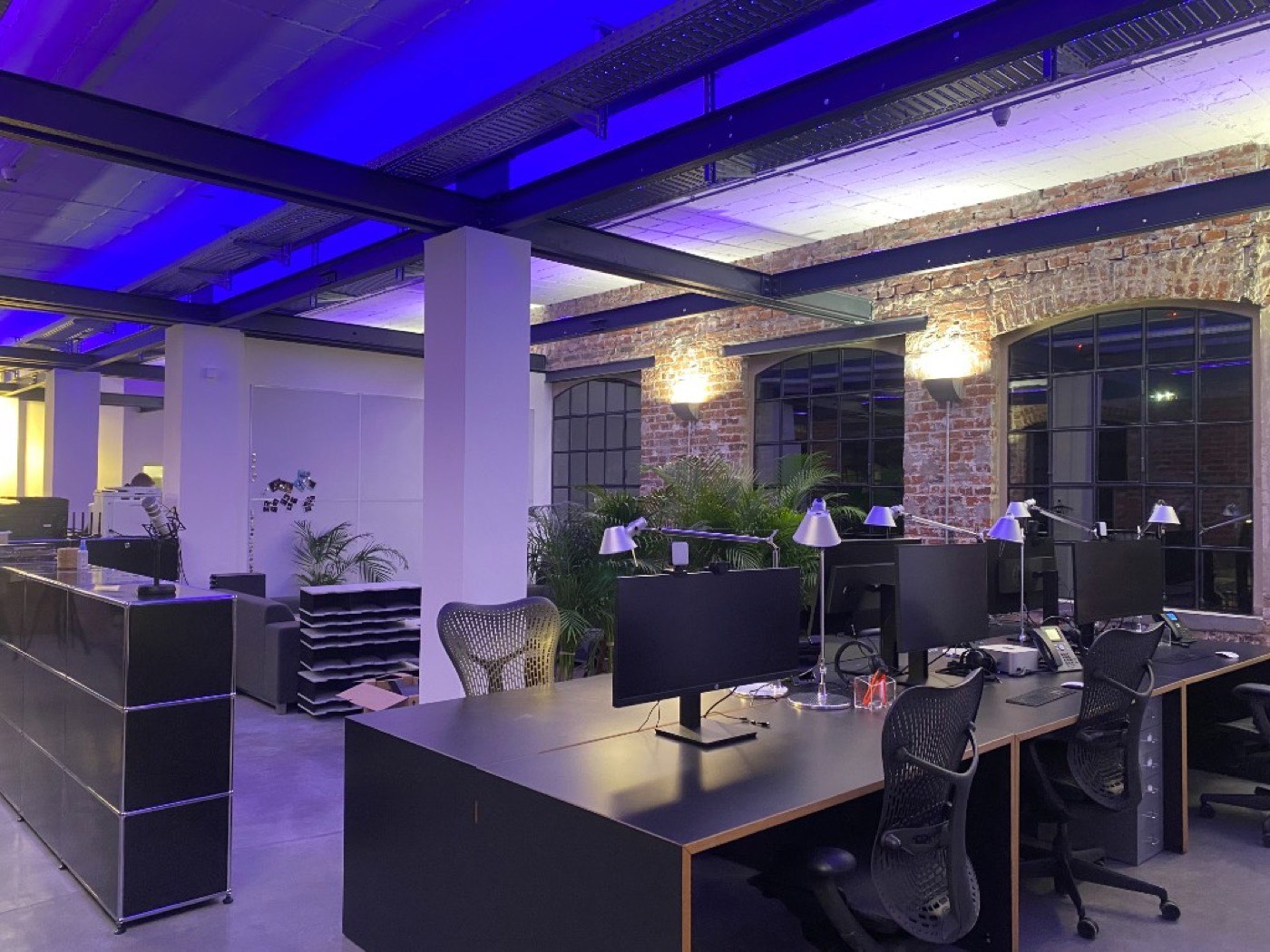 Modern workstations at the formwandler events office in the Heyne Fabrik, Offenbach am Main