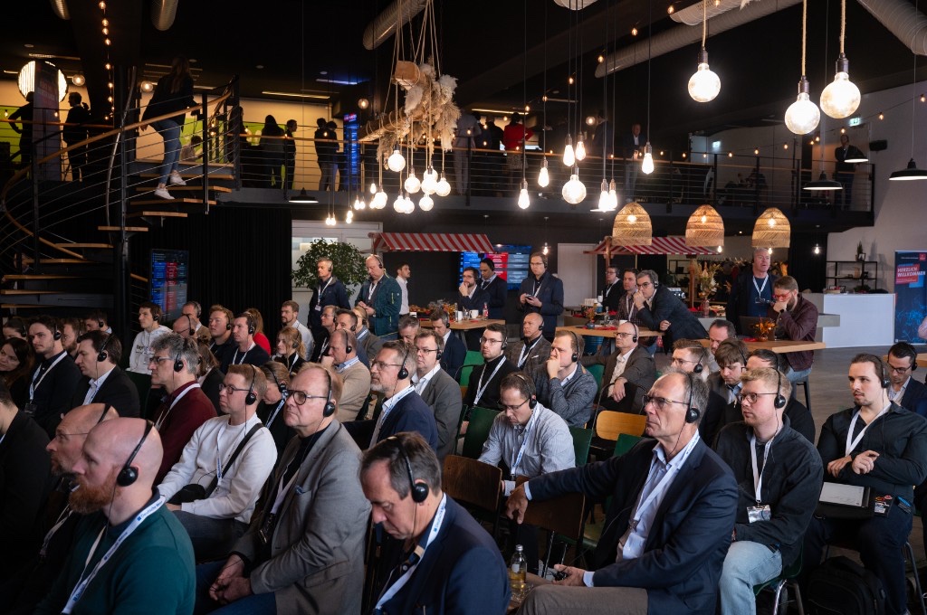 Conference technology in Frankfurt: Teilnehmer mit Dolmetsch-Headsets bei einer Tagung in einer Eventlocation