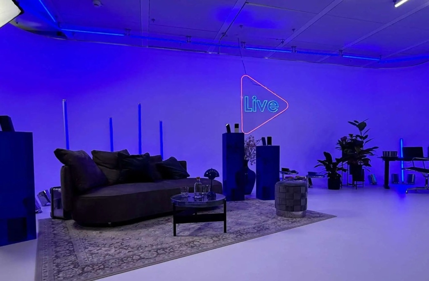 Set construction and multichannel livestream with 9:16 and 16:9 output in a studio in Frankfurt